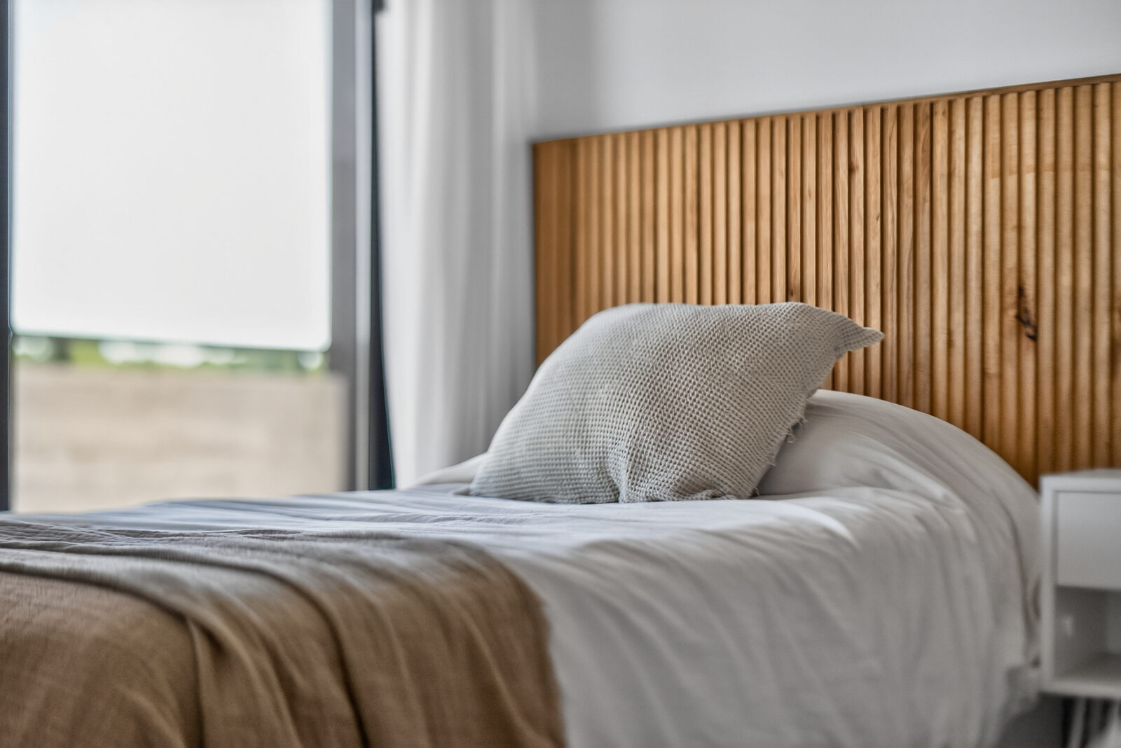 Detalle de cama y textiles en alojamiento premium