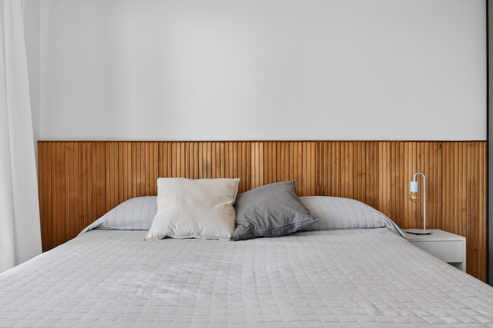 Detalle de cama y textiles en alojamiento premium